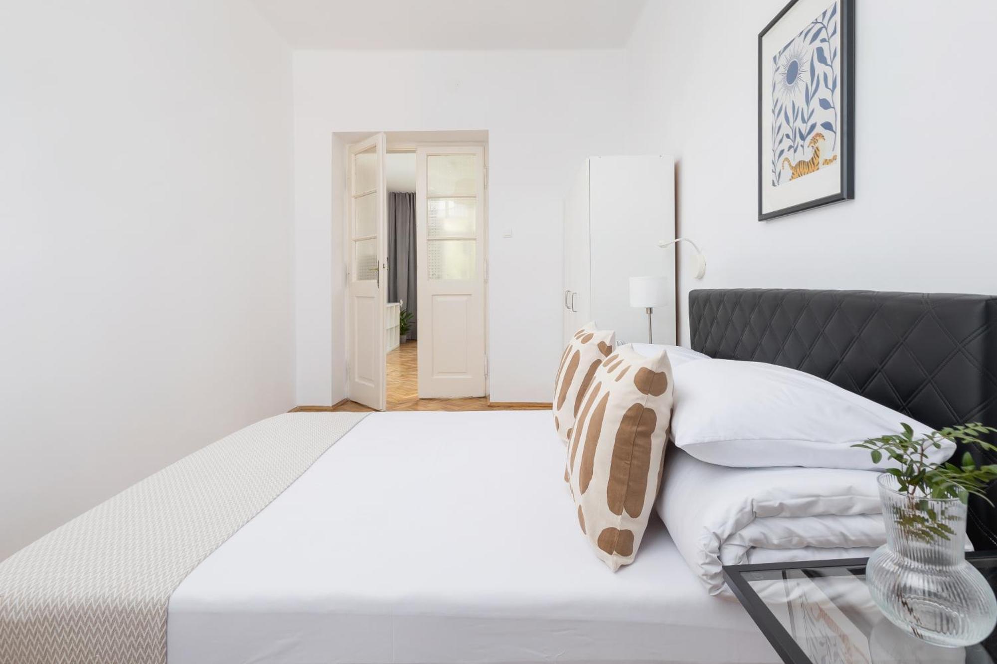 1-Bedroom Apartment With Balcony - Dluga 65 Krasków Eksteriør bilde